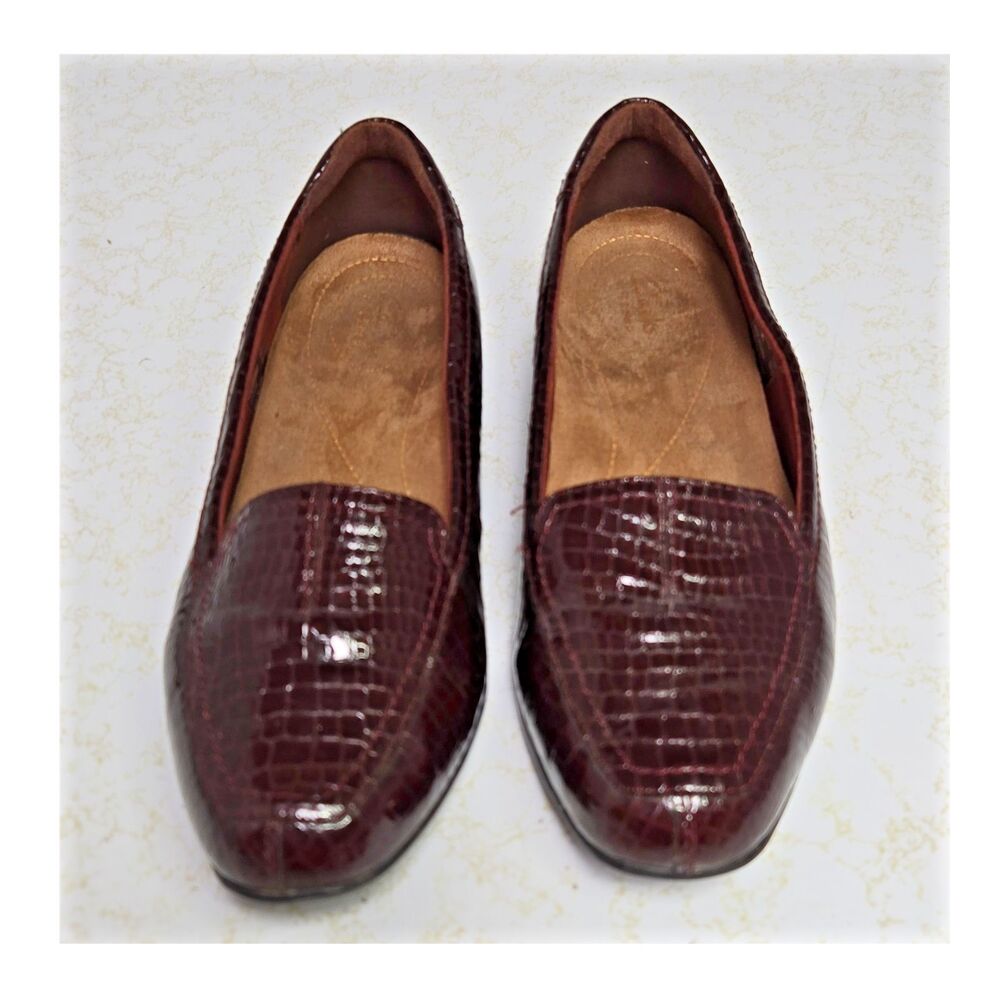Clarks Women's Croc-Embossed Patent Comfort Slip-On Loafers Brown 8 VGC